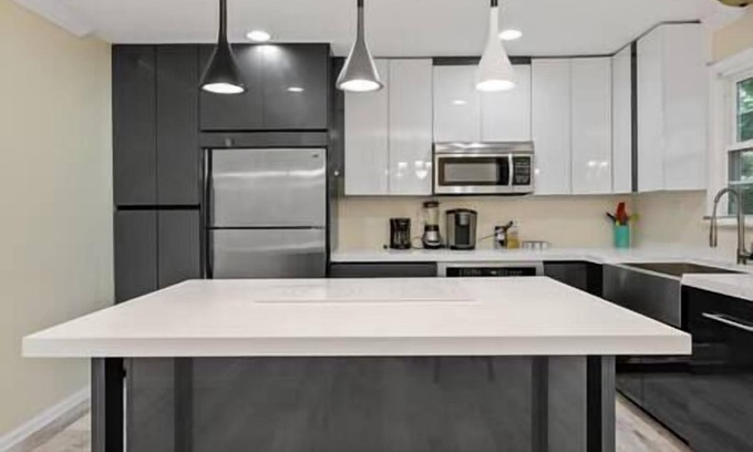 Herndon Apartment | Chic Large 3 Bdrm DC 30m, IAD 12min, Shopping