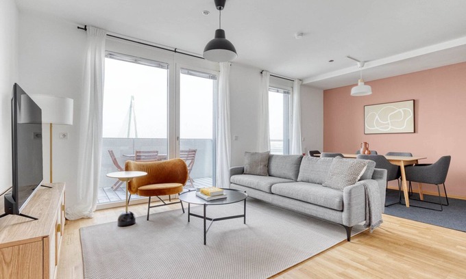 Vienna Apartment | Chic Marinatower 3BR w/Gym & Elevator, nr metro U2, by Blueground