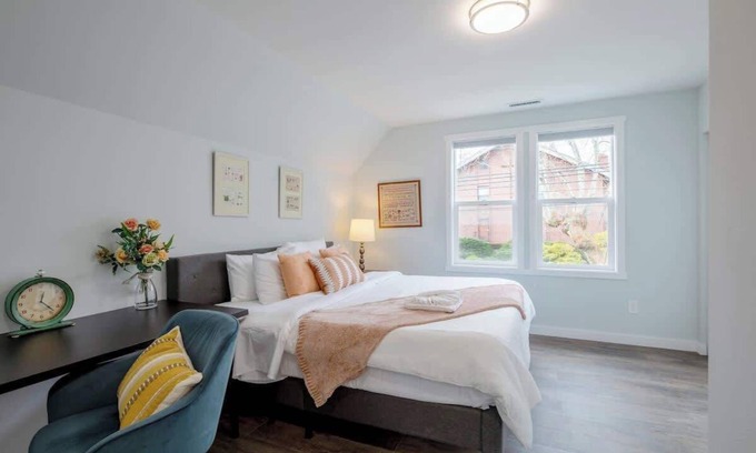 Minor House | Chic & Modern 6b4b House – Prime Seattle Location!