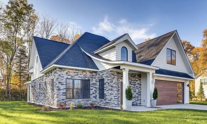 Wayzata House | Chic Modern House on the Very Desirable Location In Downtown Wayzata