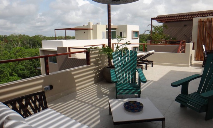 La Veleta Condo | Chic Penthouse on 2ET, 3BR, 2BA, Wi-Fi, a rooftop terrace overlooking the garden and pool
