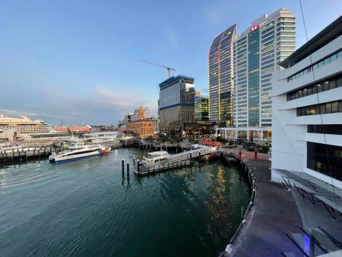 Auckland Central Business District Apartment | Chic Princes Wharf Studio - City View - Parking