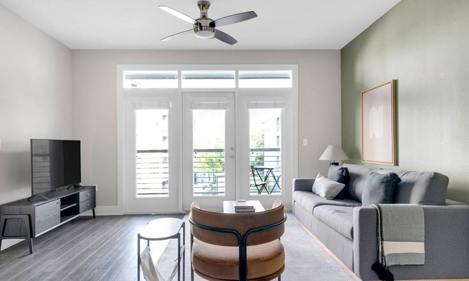 Riverside Apartment | Chic Riverside 2BR w/ Pool, Gym & W/D, nr Lady Bird Lake, by Blueground