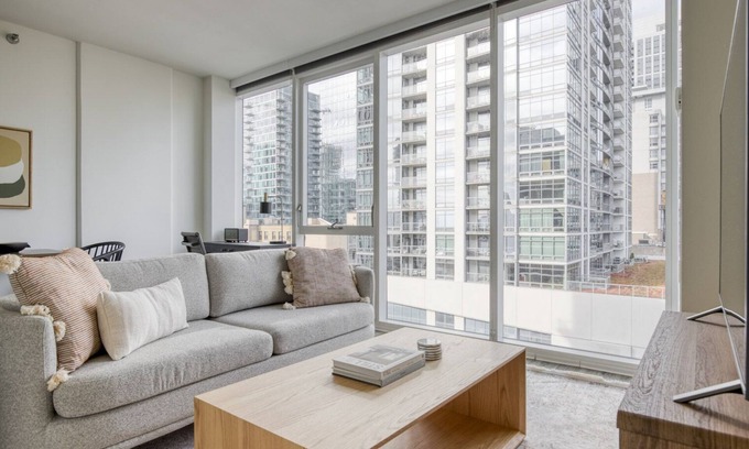 South Loop Apartment | Chic South Loop Jr 1BR w/Lounge, Pool & Gym nr Grant Park, by Blueground