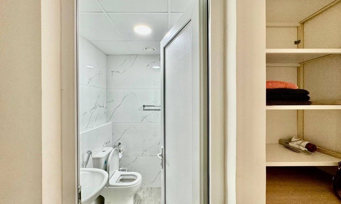 Bur Dubai Apartment | Chic Studio apartment in fabulous Dubai with WiFi, AC