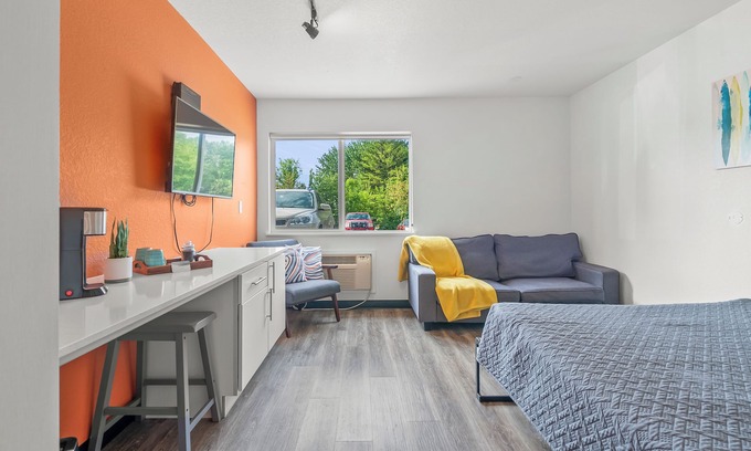 Cedar Falls Apartment | Chic studio with fitness room and AC in marvelous Cedar Falls