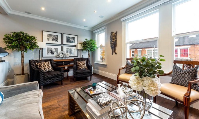 Southfields House | Chic & Stylish Southfields Home by the High Street