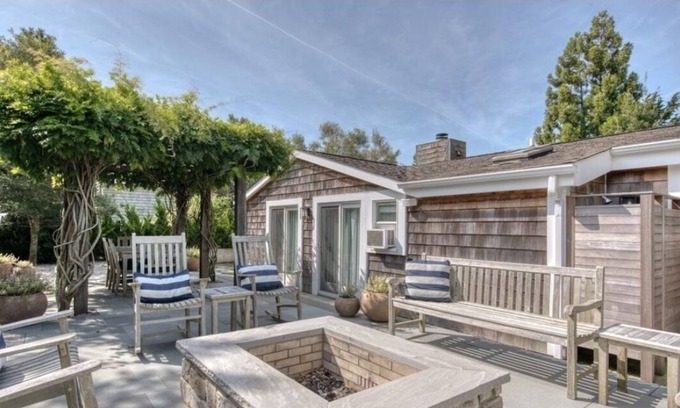 Beach Hampton Cottage | Chic Surfer Cottage in Amagansett Dunes - Private Oasis & Walk to Beach
