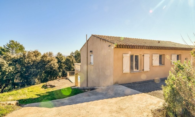 Le Cannet-des-Maures Villa | Chic Villa in le Cannet des Maures with Terrace