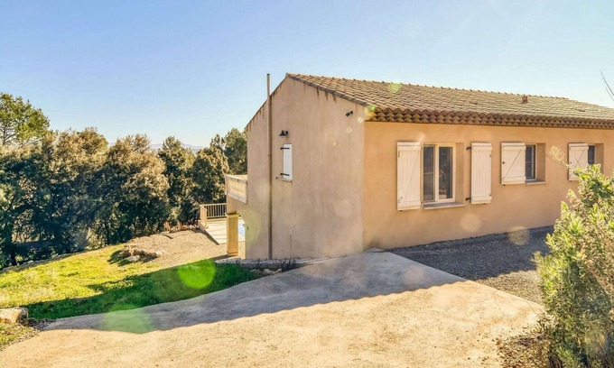Le Cannet-des-Maures Villa | Chic Villa in le Cannet des Maures with Pool and Terrace