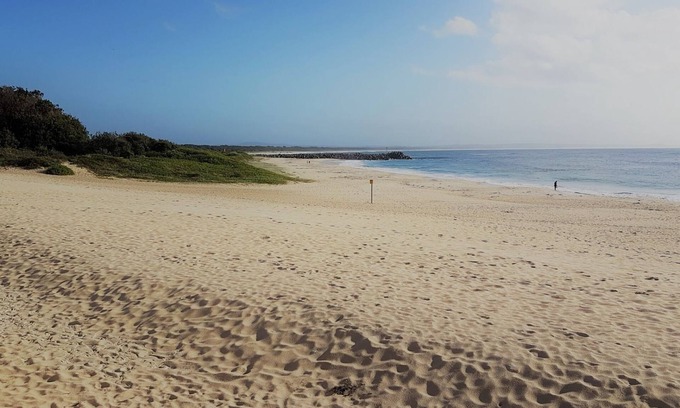 Forster Apartment | CHILL-OUT BEACHSIDE * coastal cool on Main Beach. Stroll to cafes, shops & lake!