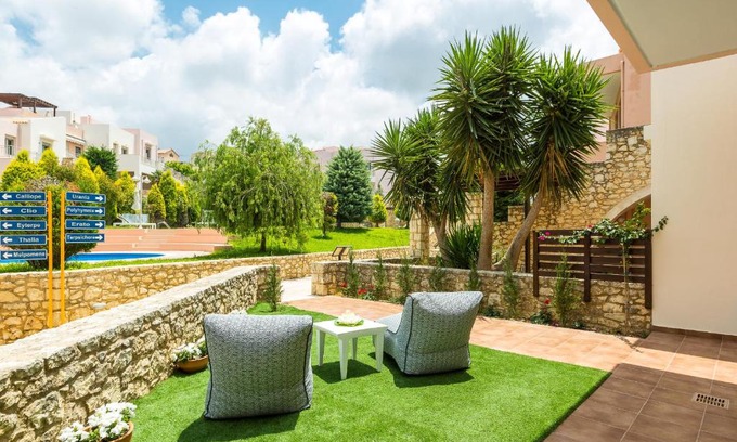 Loutra House | Chris House