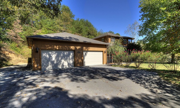 Sevierville House | ChristmasSocialDistancing*5Bdrooms*HotTub*KingBeds