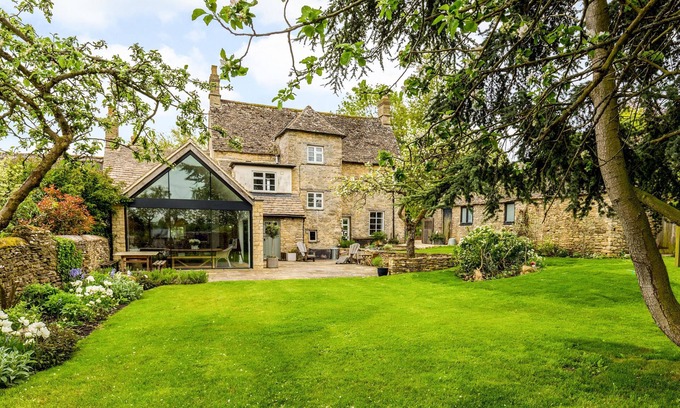 North Leigh House | Church Farm House - sleeps 10 guests in 5 bedrooms