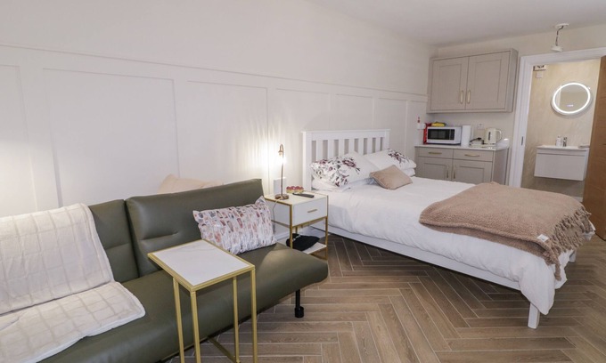 Portstewart Cottage | CHURCH STUDIO, romantic in Portstewart, County Londonderry