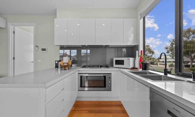 Maidstone Apartment | Churchill Delux, Elegant Town House, complimentary wine and chocolates