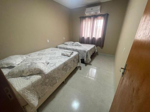 Sorriso House | Churrasqueira e Casa privativa, Acesse os 2 quartos com 2 ar e banheiros se reservar 4 ou mais hóspedes, até 6 camas e tem pátio, roupa de cama, portão eletrônico e Desconta duração! Entrada padrão 15h adiante, inclusive à noite - Projeto Suíte Sorriso