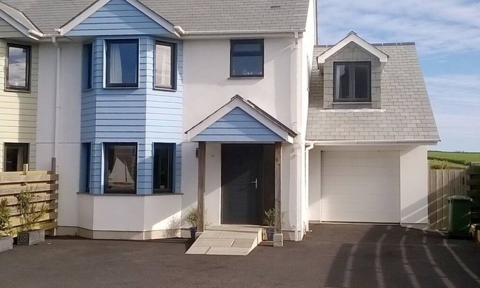 Gunwalloe Cottage | CHY LOWEN, pet friendly, with a garden in Gunwalloe