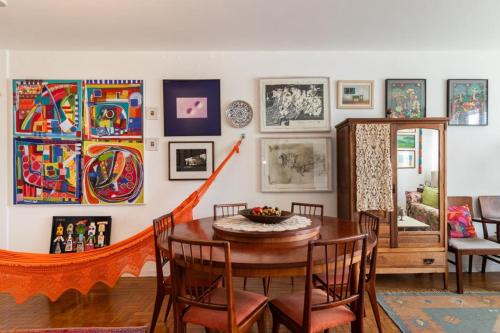 Pinheiros Apartment | CineSala · SP: beautiful, well located, with air conditioner