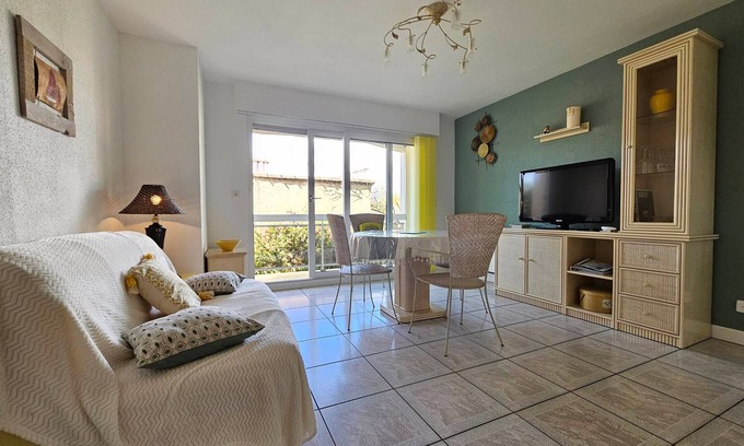 Saint-Georges-de-Didonne Apartment | City Center Apartment with Balcony and Garage in Saint-Georges-de-Didonne