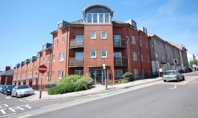 Exeter Apartment | City Centre Penthouse Apartment - Parking, Wifi, Sleeps 6