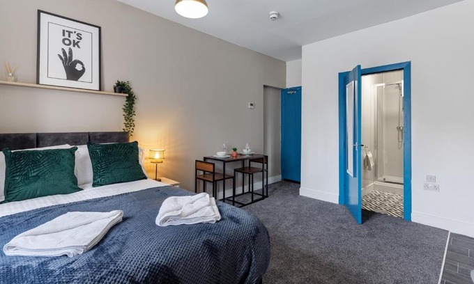 Middlesbrough Apartment | City Centre Studio 1 with Free Wifi and Smart TV by Yoko Property