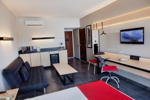 El Tezal Hotel | City Express Plus by Marriott Cabo San Lucas