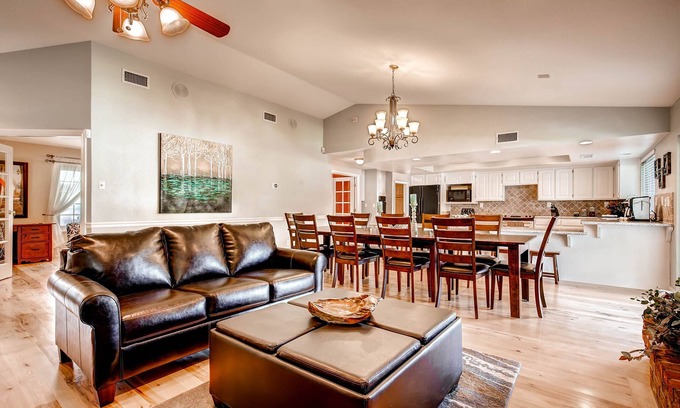 Las Vegas House | City Licensed Short Term Rental! 8 Bed, mins to Strip, Sleep 16+, Park 8+Cars&RV