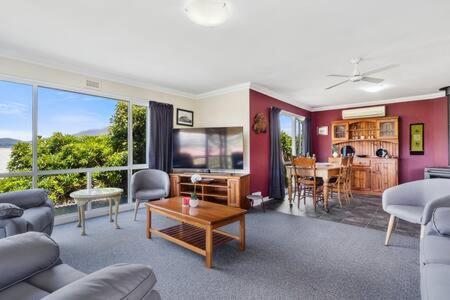 Lindisfarne House | City Lights Getaway 6Kms from CBD, Sleeps10