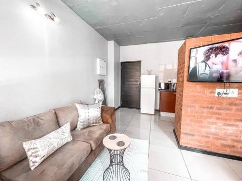 Braamfontein Apartment | City living near Nelson Mandela bridge & Wits Uni