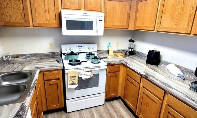 Val Verde Apartment | CITY RETREAT -KING BED,Pets,AC, full kitchen WiFi,5 MINS MERCY ,5 min mall
