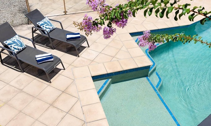 Balmoral House | City Skyline Views|Balmoral Pool Home|Pet Friendly