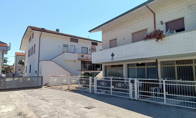 Torre del Lago Puccini Apartment | City / Village Apartment in Torre Del Lago Puccini with 1 bedrooms sleeps 6