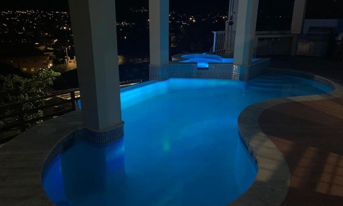 Eastwood Park House | City View Kgn Luxe 1-2 BDR Pool Deck View