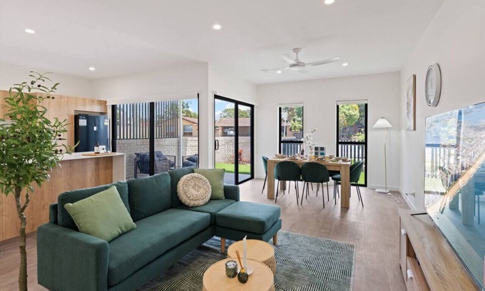 Capalaba House | CityOasis BrandNew 4BR w/Parking & Steps to Shops