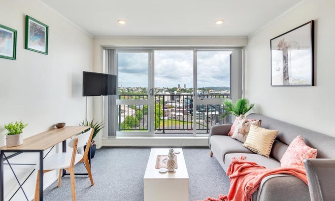 Auckland Central Business District Apartment | Cityscape Charm Apt w Parking, Views, Pool & Gym