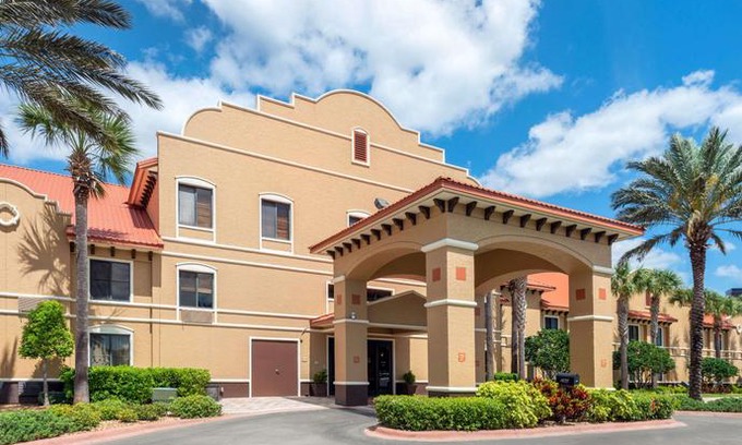 National Gardens Hotel | Clarion Inn Ormond Beach at Destination Daytona