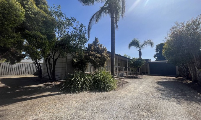 Dromana House | Classic beach Getaway - Close to winery region and beach!
