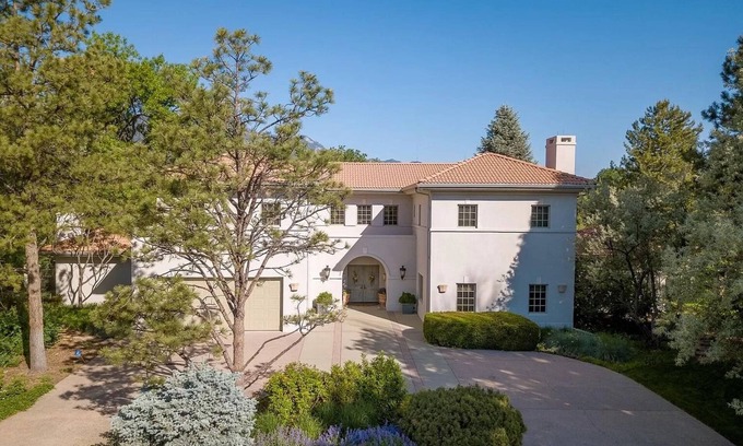 Broadmoor House | Classic Broadmoor home on private cul-de-sac. 10 min. walk to Broadmoor Resort.