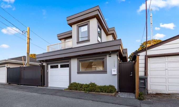 Marpole House | Classic Carriage House in Marpole