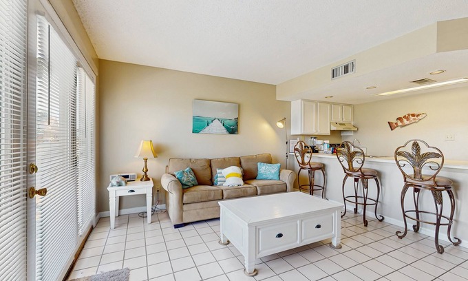 Fort Walton Beach - Destin Condo | Classic, ground-floor getaway w/a shared pool, free WiFi, & central A/C