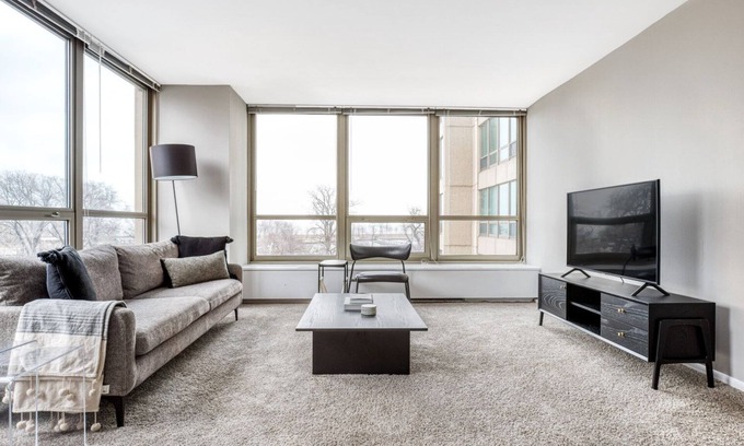 Lake View East Apartment | Classic Lakeview 2BR w/Deck, Pool & Gym, nr Lincoln Park, by Blueground