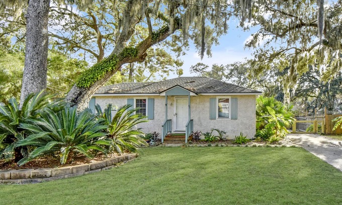 Saint Simons Heights House | Classic little beach cottage on the mid-south end of St Simons Island.