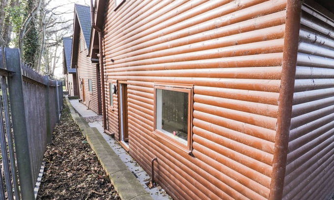 Dyserth Cottage | CLASSIC LODGE 38, family friendly, with pool in Dyserth