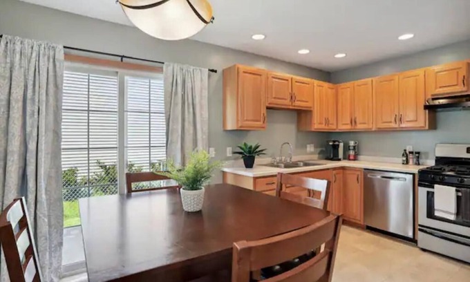 Champaign House | Classic & Spacious 3/2.5 fenced