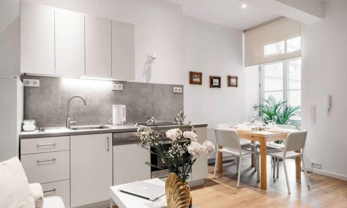 Kleparz Apartment | Classical studio with unique works of art