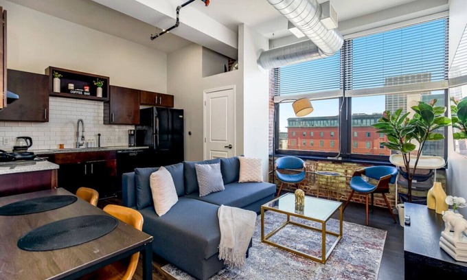 Downtown Kansas City Apartment | Classy 2BR Parking, Rooftop Near Arrowhd & TMobile