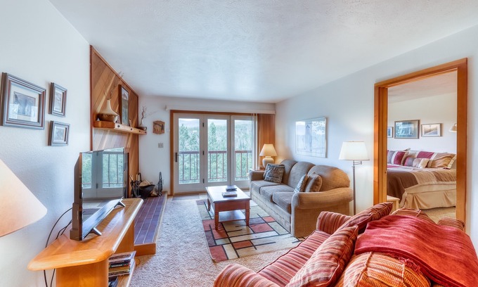Wildernest Condo | Classy, family-friendly home with mountain views & shared pool and hot tub