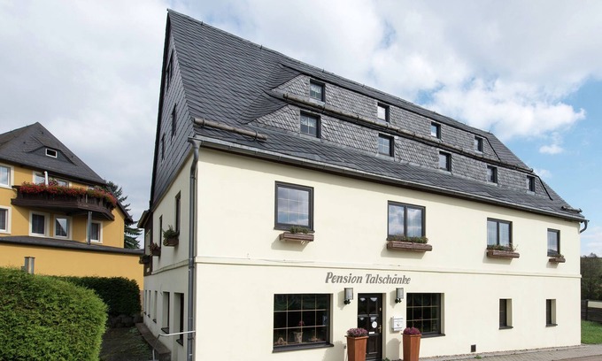 Deutschneudorf House | Classy Holiday Home in Deutschneudorf near Glockenwanderweg