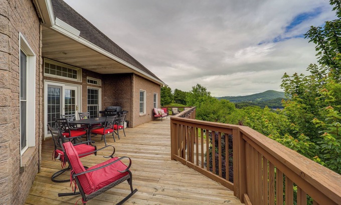 West Jefferson House | Classy Home w/Hot Tub + Mt. Jefferson Views!